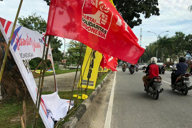 Sejumlah bendera dan spanduk Partai Demokrat yang dipasang di ruas jalan kota Pekanbaru, Riau, dirusak oleh orang tak dikenal. 