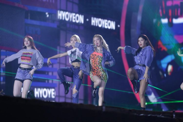 Member girlband SNSD atau Girls Generation Hyoyeon tampil di ulang tahun ke-17 Transmedia di Lapangan Sunburst BSD City, Tangerang Selatan, Minggu (16/12/2018).