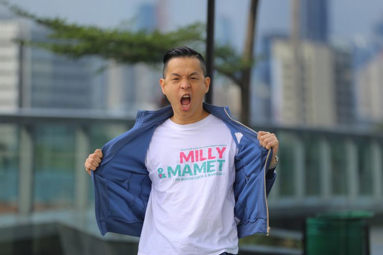 Ernest Prakasa berpose di sela-sela media visit promo film Milly dan Mamet, di Menara Kompas, Palmerah, Jakarta, Senin (17/12/2018). Ernest Prakasa menjadi sutradara dalam film drama komedi Milly dan Mamet ini.