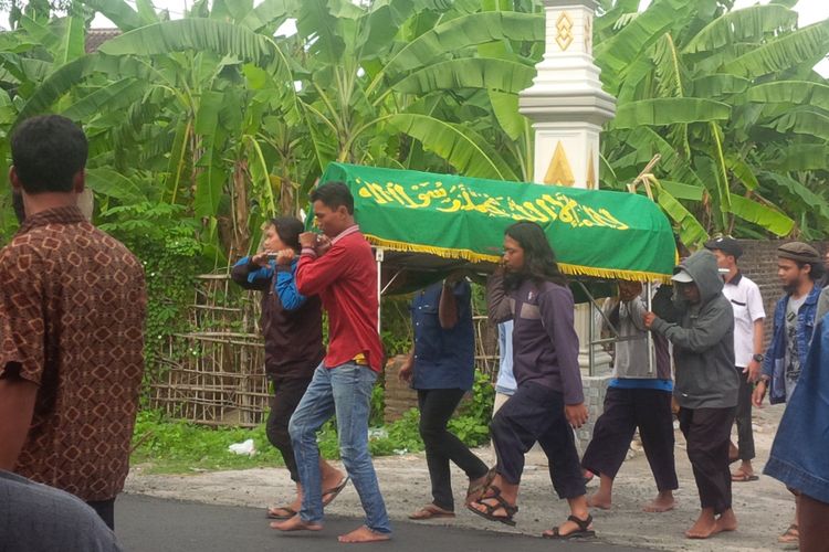 Jenazah Wawan Prasetyawan saat dibawa ke pemakaman umum di Dukuh Yapak Kembang, Kelurahan Troketon, Kecamatan Pedan, Klaten, Jawa Tengah, Senin (17/12/2018).
