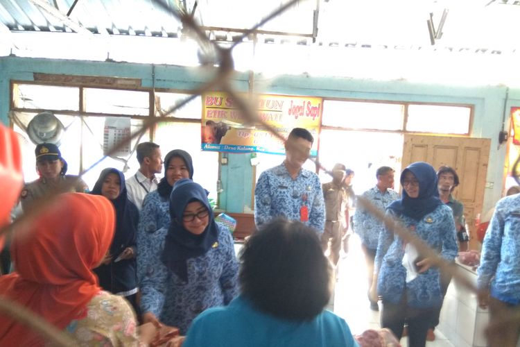 Wakil Bupati Magetan  Nanik Endang Rusminiarti saat sidak ke pasar sayur Magetan, Senin (17/12/2018). Pedagang mengeluhkam sepinya pembeli karena pemerintah daerah tidak menertibkan pedagang yang berjualan di luar pasar sayur. 