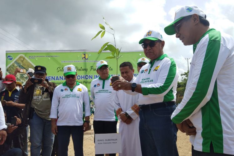 Wakil Gubernur NTT Josef Nae Soi (sedang memegang anakan pohon) didampingi Kepala BPJN X Kupang Muktar Napitupulu, menanam anakan pohon di Jembatan Petuk II Kota Kupang, Senin (17/12/2018).