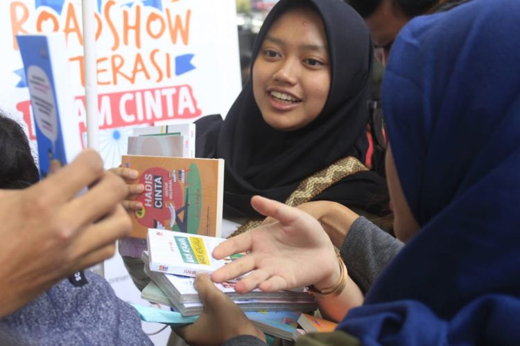 Sekelompok anak muda yang tergabung dalam Gerakan Islam Cinta (GIC) menggelar Literasi Islam Cinta di Kota Bandung. Gerakan tersebut menyasar kaum milenial Bandung untuk menjadi generasi yang menyebarkan cinta dan damai.