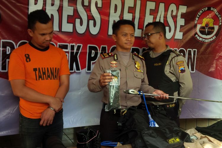 Kapolsek Pasar Kliwon AKP Ariakta Gagah Nugraha menunjukkan barang bukti milik pelaku penipuan di Mapolsek Pasar Kliwon, Solo, Jawa Tengah, Selasa (18/12/2018).
