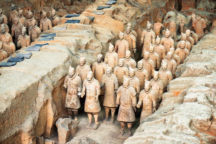 Potret situs Terakota di Xian, Tiongkok. Patung-patung tentara dalam ukuran asli melindungi makan Kaisar Qin.