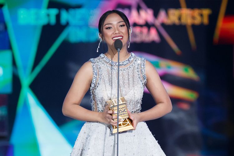 Marion Jola menjadi pemenang dalam kategori Best New Asian Artist Indonesia di MAMA 2018 yang baru saja berlangsung di Dongdaemun Design Plaza, Seoul, Korea Selatan, 10 Desember 2018 yang lalu.