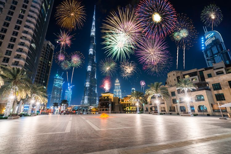 Menyaksikan pesta kembang api dari Burj Plaza menawarkan suasana pergantian tahun yang tidak terlalu gaduh.
