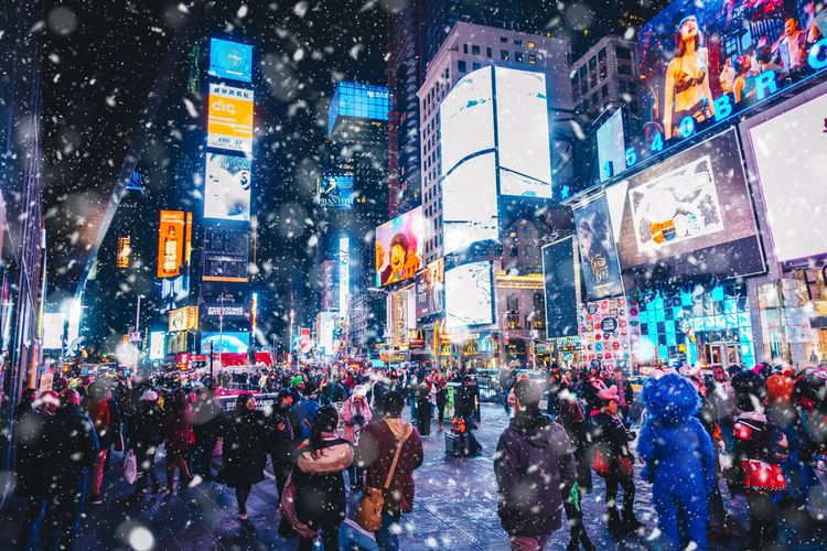 Hiruk-pikuk Times Square selepas malam pergantian tahun.