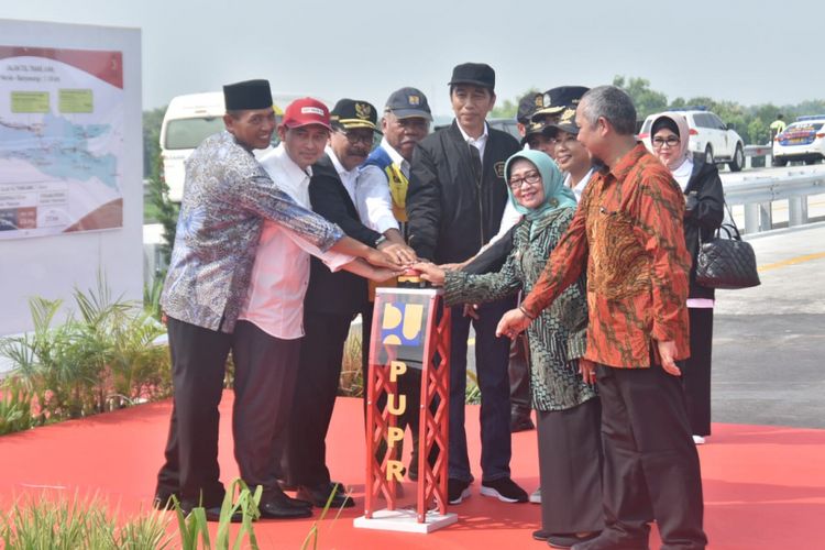 Presiden RI Joko Widodo meresmikan 4 ruas tol trans jawa, Kamis (20/12/2018). Peresmian dilaksanakan di kawasan gerbang tol Bandar Kedungmulyo Jombang, 
