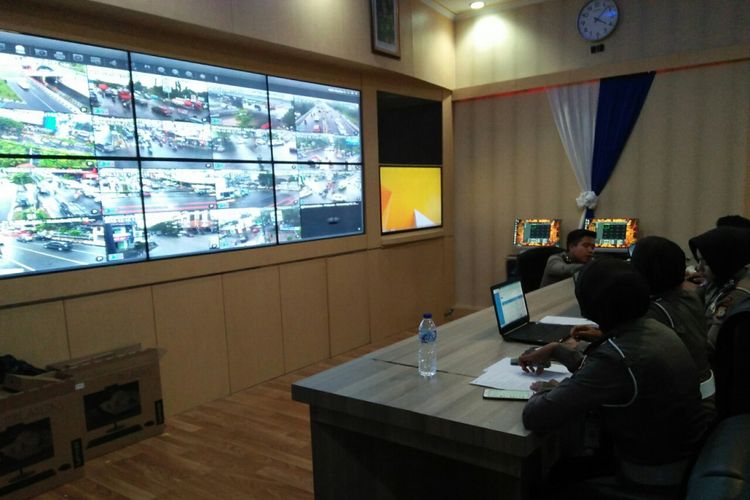 Ruang pemantauan kamera CCTV RTMC Polrestabes Makassar.