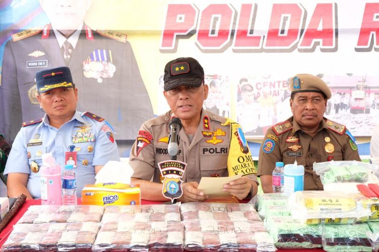 Kapolda Riau Irjen Pol Widodo Eko Prihastopo usai apel pengamanan operasi lilin 2018 serta pemusnahan hasil sitaan narkoba di jajaran Polda Riau
