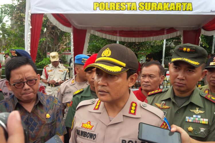 Kapolresta Surakarta Komisaris Besar Ribut Hari Wibowo dalam apel gelar pasukan Operasi Lilin Candi 2018 di Stadion Manahan, Solo, Jawa Tengah, Jumat (21/12/2018).