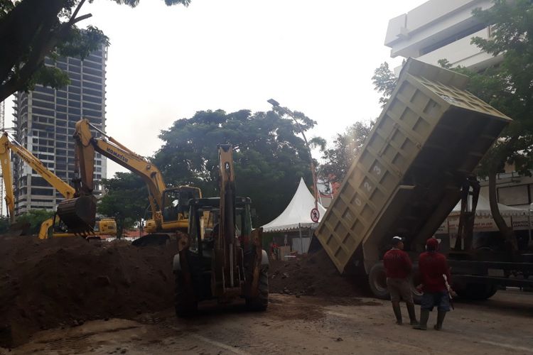 Aktivitas pengurukan jalan raya Gubeng Surabaya yang ambles, Jumat (21/12/2018)