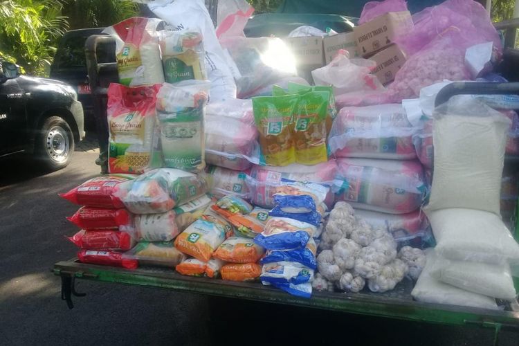 Pasar murah yang digelar PT Food Station Tjipinang Jaya