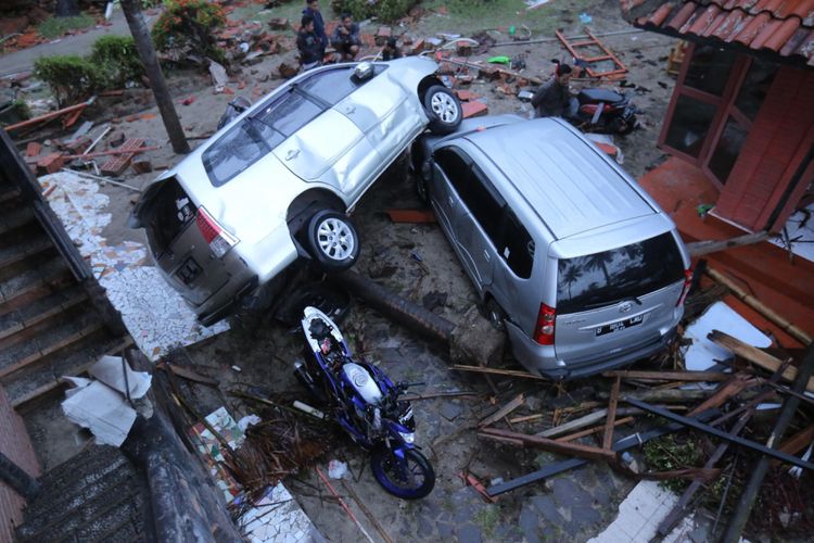 Suasana di salah satu villa yang porak poranda diterjang tsunami di Pantai Carita, Pandeglang, Banten, Minggu (23/12/2018). Informasi dari Badan Nasional Penanggulangan Bencana ( BNPB) data terkini korban hingga pukul 16.00 WIB, yaitu 222 orang meninggal dunia, 843 orang luka-luka dan 28 orang belum ditemukan.