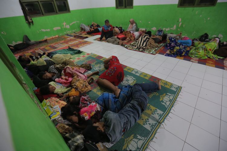 Sejumlah warga yang selamat akibat gelombang tsunami yang melanda pantai carita mengungsi di salah satu Masjid Kampung Tenjolahang Timur, Caringin Pandeglang, Banten, Minggu (23/12/2018). Informasi dari Badan Nasional Penanggulangan Bencana ( BNPB) data terkini korban hingga pukul 16.00 WIB, yaitu 222 orang meninggal dunia, 843 orang luka-luka dan 28 orang belum ditemukan.