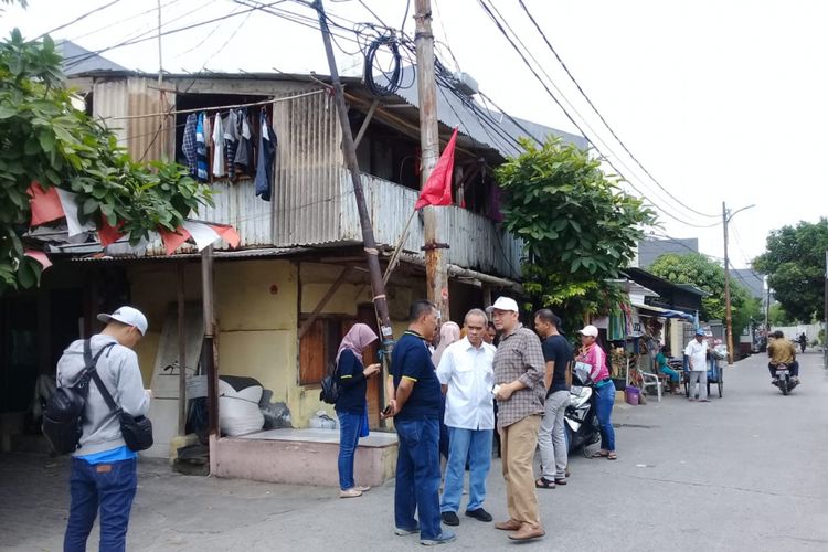 Samsat Jakarta Barat saat lakukan penagihan tunggakan pajak mobil porsche Jalan Karya Barat IV, Wijaya Kusuma, Grogol Petamburan, Jakarta Barat, Minggu (23/12/2018)