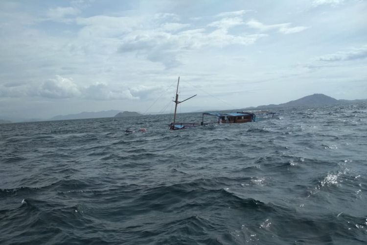 Kapal wisata KM La Hilla tenggelam di wilayah perairan Pulau Padar, Kawasan Taman Nasional Komodo (TNK), Kabupaten Manggarai Barat, pada Minggu (23/12/2018) pukul 16.00 waktu setempat akibat cuaca buruk dan hempasan ombak. Dua orang hilang akibat peristiwa itu dan hingga Jumat (28/12/2018) belum ditemukan tim SAR gabungan. 