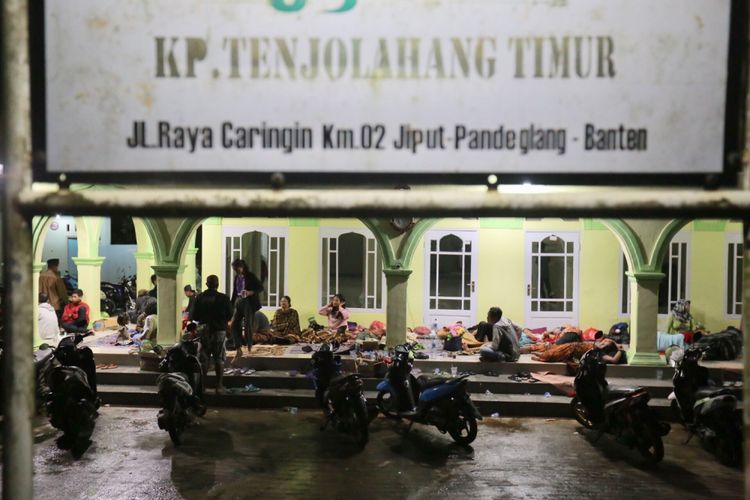 Sejumlah warga yang selamat akibat gelombang tsunami yang melanda pantai carita mengungsi di salah satu Masjid Kampung Tenjolahang Timur, Caringin Pandeglang, Banten, Minggu (23/12/2018). Informasi dari Badan Nasional Penanggulangan Bencana ( BNPB) data terkini korban hingga pukul 16.00 WIB, yaitu 222 orang meninggal dunia, 843 orang luka-luka dan 28 orang belum ditemukan.