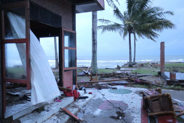 Sejumlah villa yang porak poranda diterjang tsunami di Pantai Carita, Pandeglang, Banten, Minggu (23/12/2018). Informasi dari Badan Nasional Penanggulangan Bencana ( BNPB) data terkini korban hingga pukul 16.00 WIB, yaitu 222 orang meninggal dunia, 843 orang luka-luka dan 28 orang belum ditemukan.