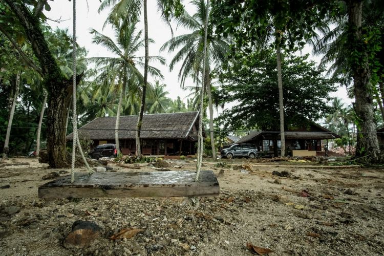 Tim TCC Kemenpar melihat kondisi langsung dampak 3A Tsunami Selat Sunda di Mutiara Carita Cottages, Senin (24/12).
