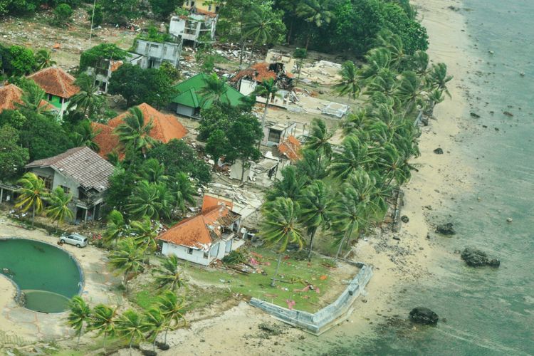Sebuah vila di Pantai Panimbang, Pandeglang, Banten, tersapu tsunami yang menerjang pada Sabtu (22/12/2018) malam.