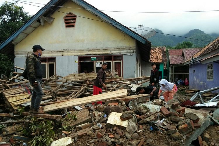 Warga berusaha mencari harta benda yang dapat diselamatkan daro tumpukan runtuhan bangunan di Desa Way Muli Timur Lampung Selatan