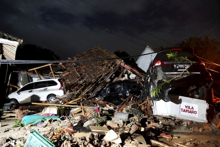Kondisi dampak tsunami di kawasan Pantai Carita, Pandegelang, Banten, Minggu (23/12/2018). Musibah yang terjadi Sabtu (22/12/2018) malam ini menelan 222 korban jiwa dan ratusan korban luka.