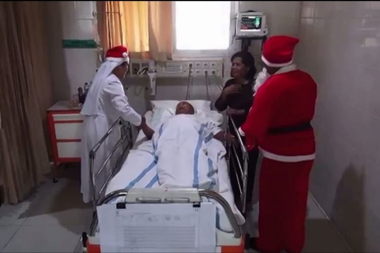 Petugas medis RS Brayat Minulya Solo bersama sinterklas saat berkeliling ruang rawat inap rumah sakit bagikan kado Natal, Selasa (25/12/2018).