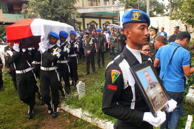 Sejumlah anggota TNi membawa foto dan peti jenazah Letkol Cpm Dono Kuspriyanto saat prosesi upacara militer di Taman Makam Pahlawan (TMP) Dreded, Bogor, Jawa Barat, Rabu (26/12/2018).