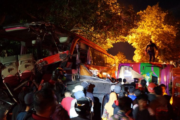 Kecelakaan antara bus Bali Radiance dan bus Titian Mas di Kapuran Ketapang Banyuwangi yang mengakibatkan jalur Pantura yang menghubungkan Situbondo dan Pelabuhan Ketapang Banyuwangi macet total, Kamis (27/12/2018).