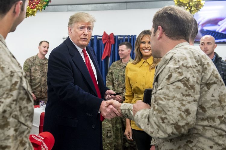 Presiden Amerika Serikat Donald Trump dan Ibu Negara Melania bertemu personel militer Pangkalan Al-Assad Irak dalam kunjungannya Rabu (26/12/2018).