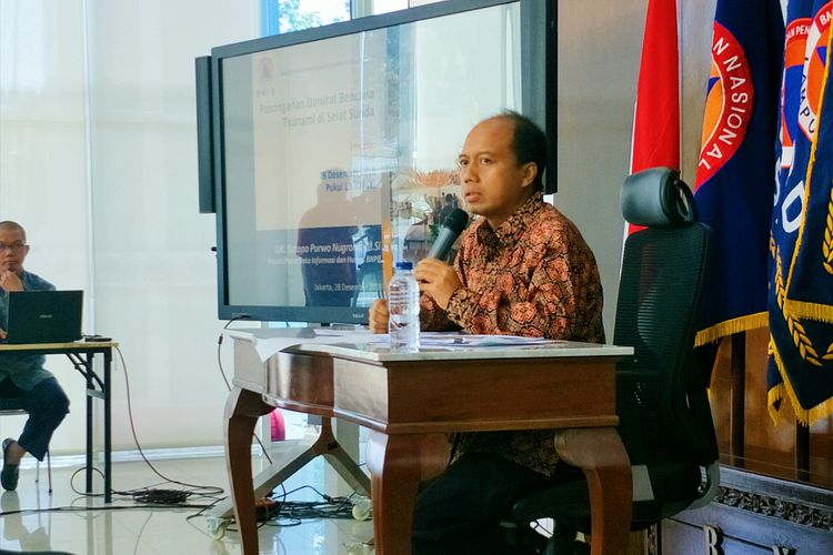 Kepala Pusat Data Informasi dan Humas BNPB Sutopo Purwo Nugroho menggelar konferensi pers terkait perkembangan penanganan dampak tsunami di Selat Sunda di Kantor BNPB, Jakarta, Jumat (28/12/2018)