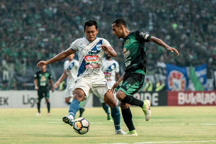 Bek kiri Persebaya Surabaya, Ruben Sanadi, mengawal pergerakan pemain PSIS Semarang, Gilang Ginarsa, dalam laga pamugkas Liga 1 2018 di Stadion Gelora Bung Tomo, Sabtu (8/12/2018).