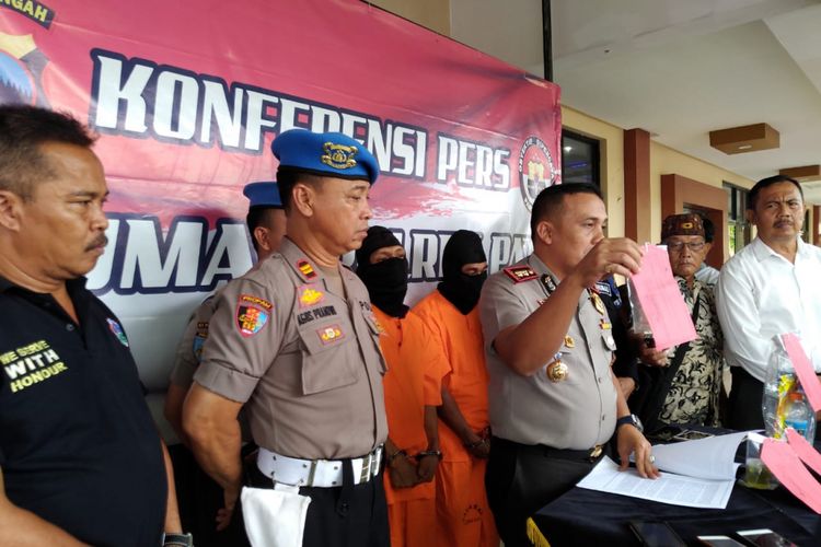 Kepolisian Resor Pati, Jawa Tengah menunjukkan dua pelaku asal Madura yang hebohkan warga karena telanjang dan berpelukan di mobil, Jumat (28/12/2018).‎