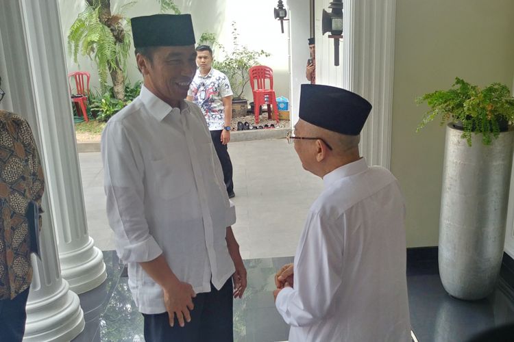 Calon presiden nomor urut 01 Joko Widodo berkunjung ke kediaman pendampingnya, Maruf Amin, Jumat (28/12/2018) siang.