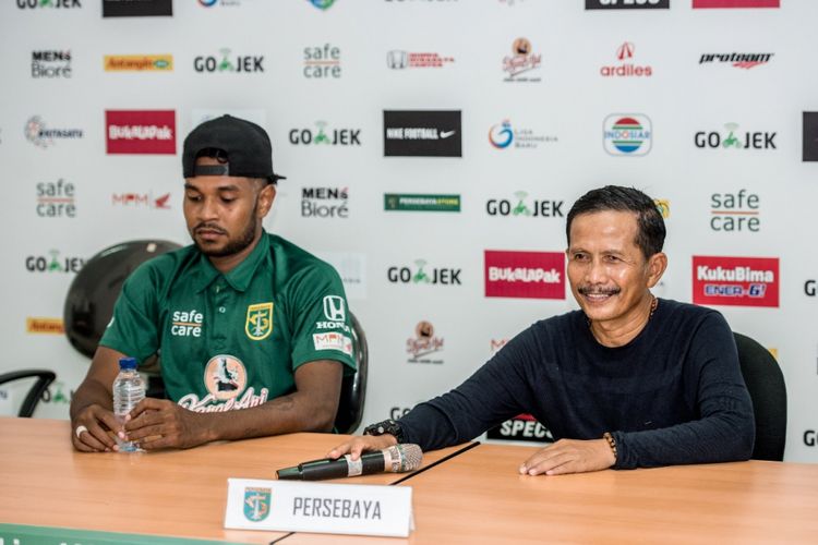 Fandry Imbiri (kiri) bersama Pelatih Persebaya, Djajang Nurdjaman, dalam sesi jumpa pers di Stadion Gelora Bung Tomo, Sabtu 10 November 2018. 