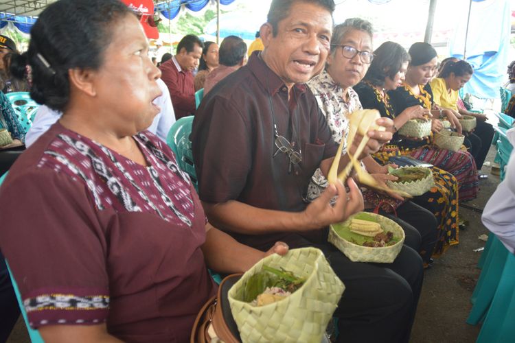 Menu hidangan lokal Nagekeo saat pesta rakyat untuk mensyukuri pemimpin baru Kabupaten Nagekeo, Flores, NTT, Kamis (27/12/2018). 