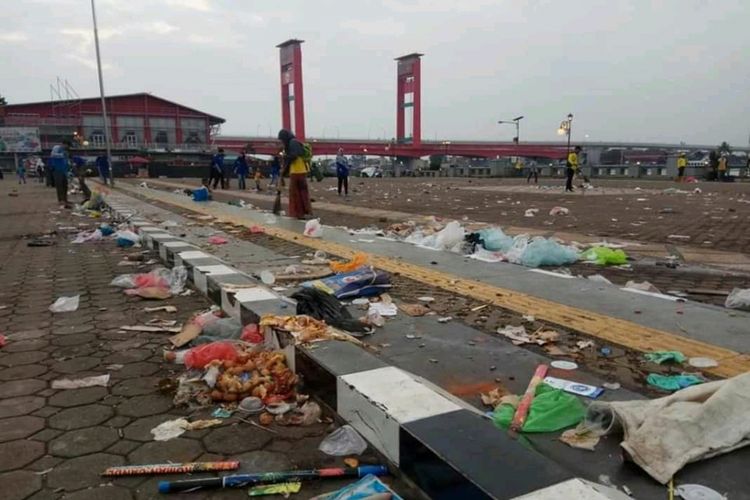 Pelataran Benteng Kuto Besak (BKB) Palembang, Sumatera Selatan dibanjiri sampah usai warga merayakan malam pergantian baru di lokasi tersebut, setidaknya 15 ton sampah dibersihkan yang terdiri dari sampah organik dan non organik, Selasa (1/1/2019).