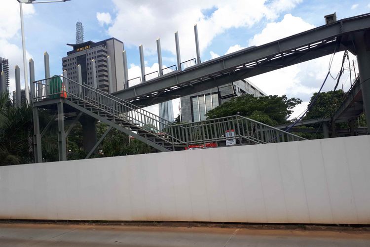 Revitalisasi Jembatan Penyebrangan Orang (JPO) Polda Metro Jaya. Foto diambil Rabu (2/1/2019).