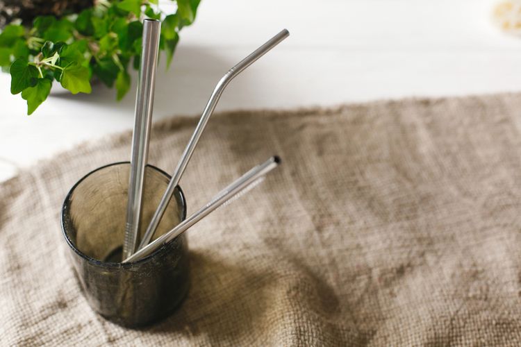 Stainless straw, inovasi baru buat menggantikan sedotan plastik sekali pakai yang berdampak buruk bagi lingkungan.