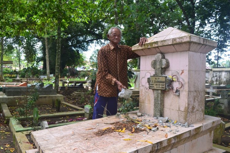 Petugas TPU Giriloyo Magelang memperlihatkan nisan salam satu makam yang diduga dirusak oknum tak dikenal, Rabu (2/1/2019).