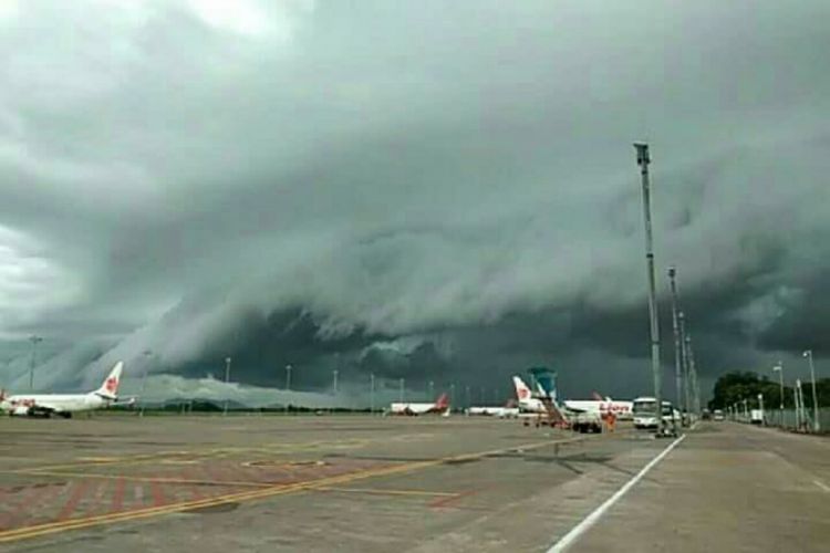 Awan seperti gelombang tsunami terekam di langit Kota Makassar, Selasa (1/1/2019) sore. 