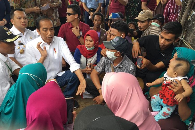 Presiden Jokowi berdialog dengan warga yang terdampak bencana tsunami di Lampung Selatan, Rabu (2/1/2019). 