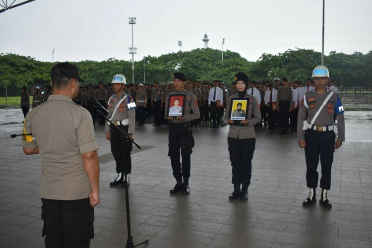 Dua anggota Polri yang bertugas dijajaran Polrestabes Makassar dipecat. Namun kedua anggota Polri itu tidak hadir dan digantikan oleh anggota lainnya sambil membawa foto kedua yang bersangkutan. 