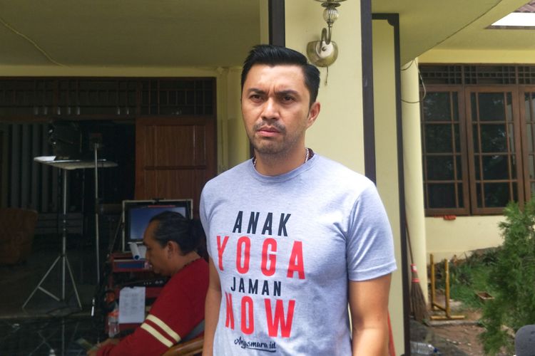 Artis peran Anjasmara saat ditemui di lokasi shooting Anak Langit di kawasan Cipayung, Jakarta Timur, Kamis (3/1/2019).