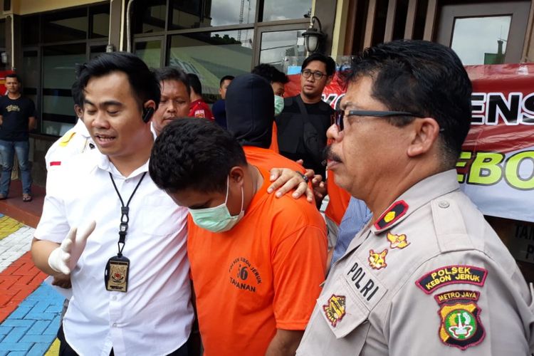 Kanit Reskrim Kebon Jeruk AKP Irwandy Idrus (kiri) bersama Kapolsek Kebon Jeruk Kompol Martsun Marbun (kanan) mengungkap pelaku baru kasus pengeroyokan di depan Diskotek Bandara pada Kamis (3/1/2019) di Mapolsek Kebon Jeruk, Jakarta Barat. 