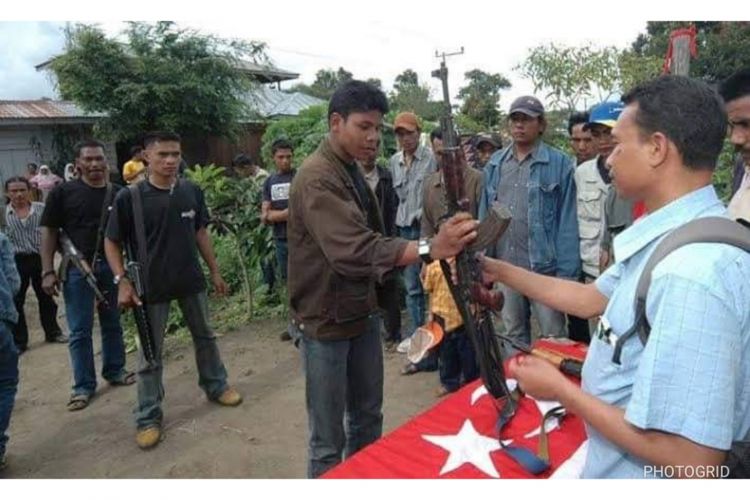 Proses persiapan penyerahan senjata oleh Kombatan Gerakan Aceh Merdeka (GAM) yang akan diserahkan kepada kepada Aceh Mission Monitorring (AMM) paska penandatanganan perjanjian damai antara RI dan GAM.