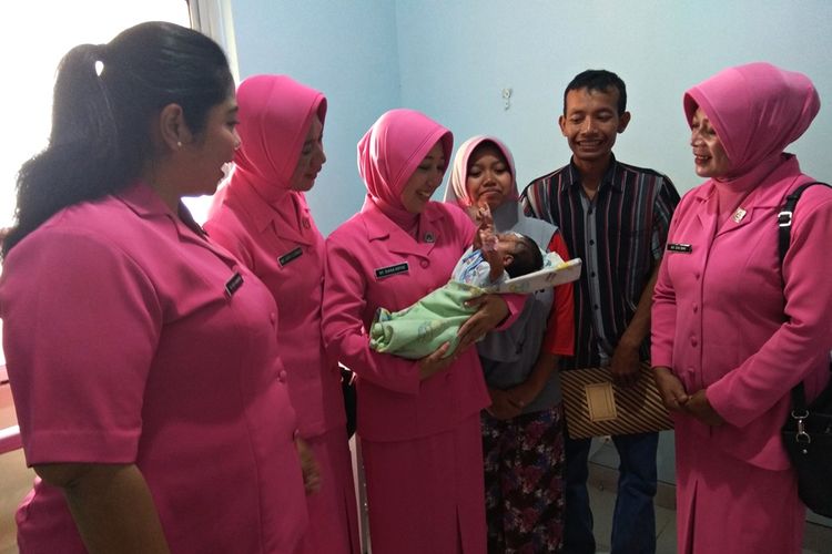 Bayi Arini digendong istri Kapolres Magetan Diana Riffai. Kapolres Magetan memastikan bayi Arini akan dioperasi pemulihan bibir sumbingnya di rumah sakit Surabaya dengan pembiayaan dari Kick Andy Fondation.