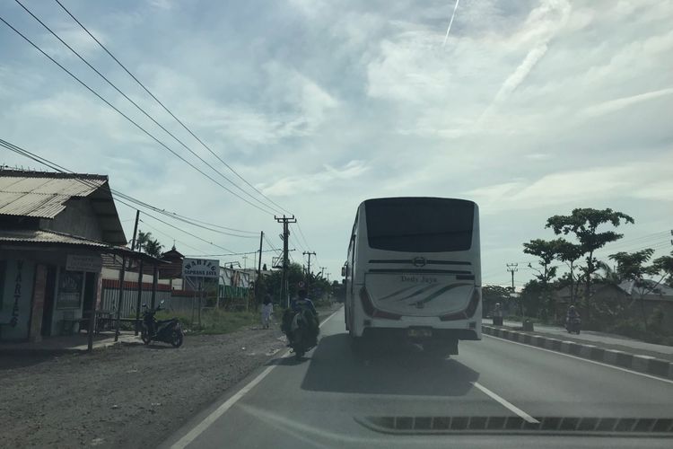 Pemotor di Jalur Pantura yang tidak menggunakan helm